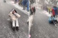 游客将结冰斜路当“滑冰场”失控冲撞 一女子倒地抽搐